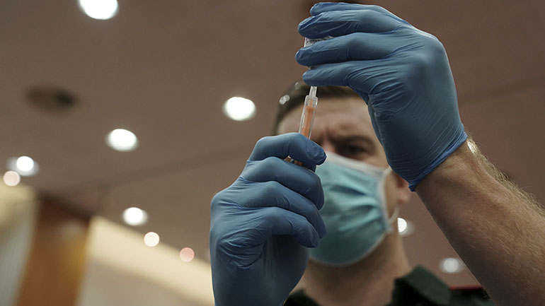 «Η Βρετανία εμβολιάζει κατά μέσο όρο 140 ανθρώπους το λεπτό»